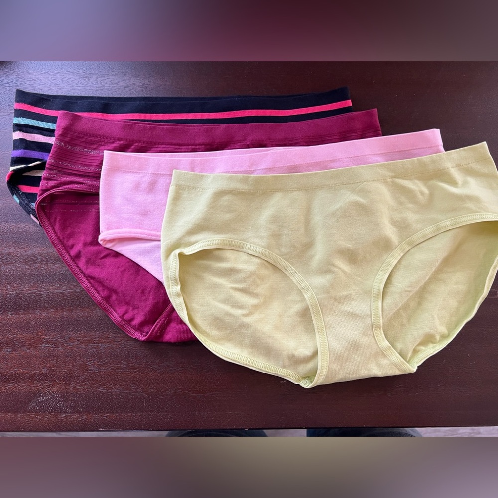 NWT Victoria’s Secret Set/4 Hiphuggers